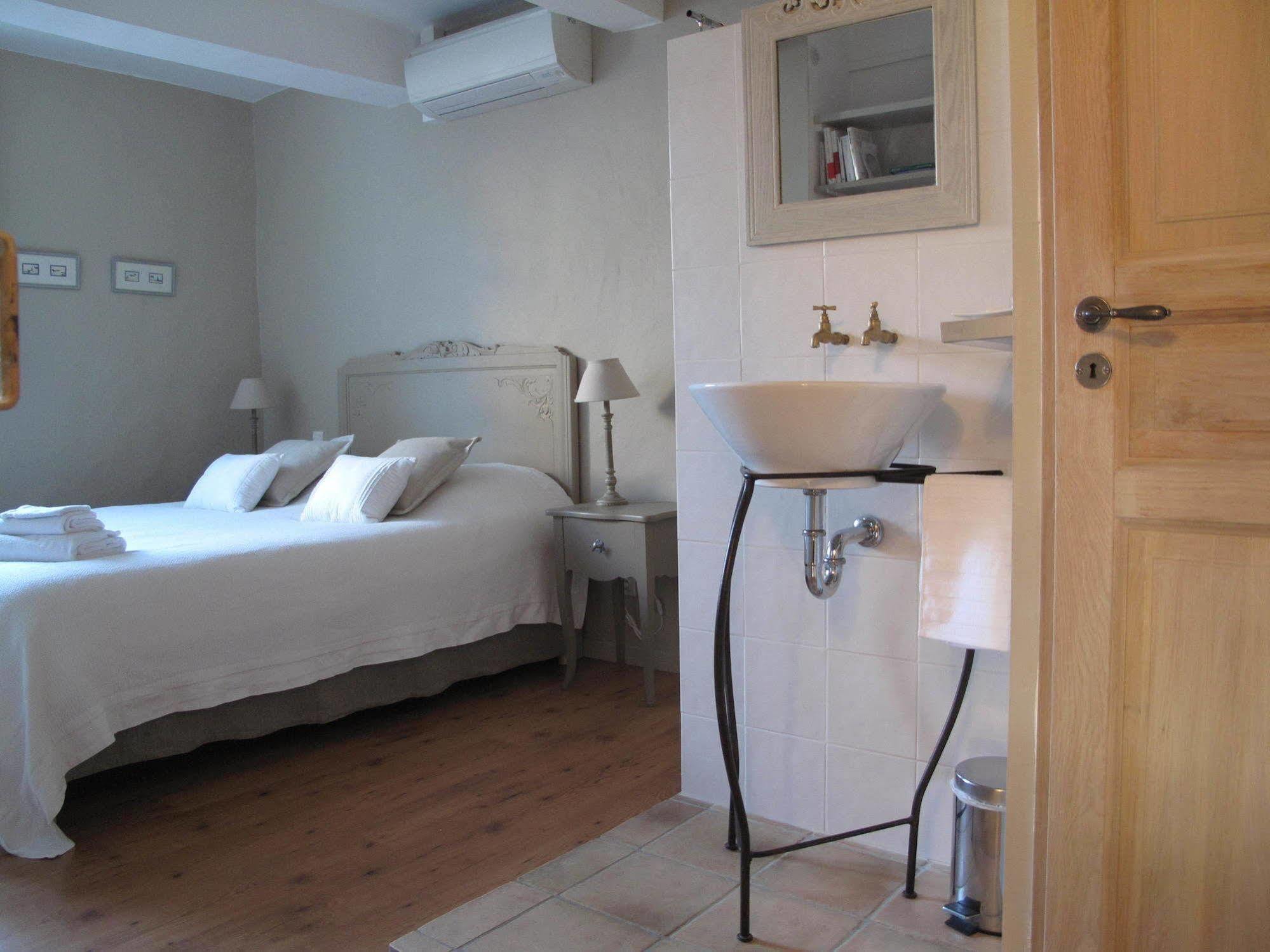 Le Mas De L'Olivier Hotel Loriol-du-Comtat Luaran gambar