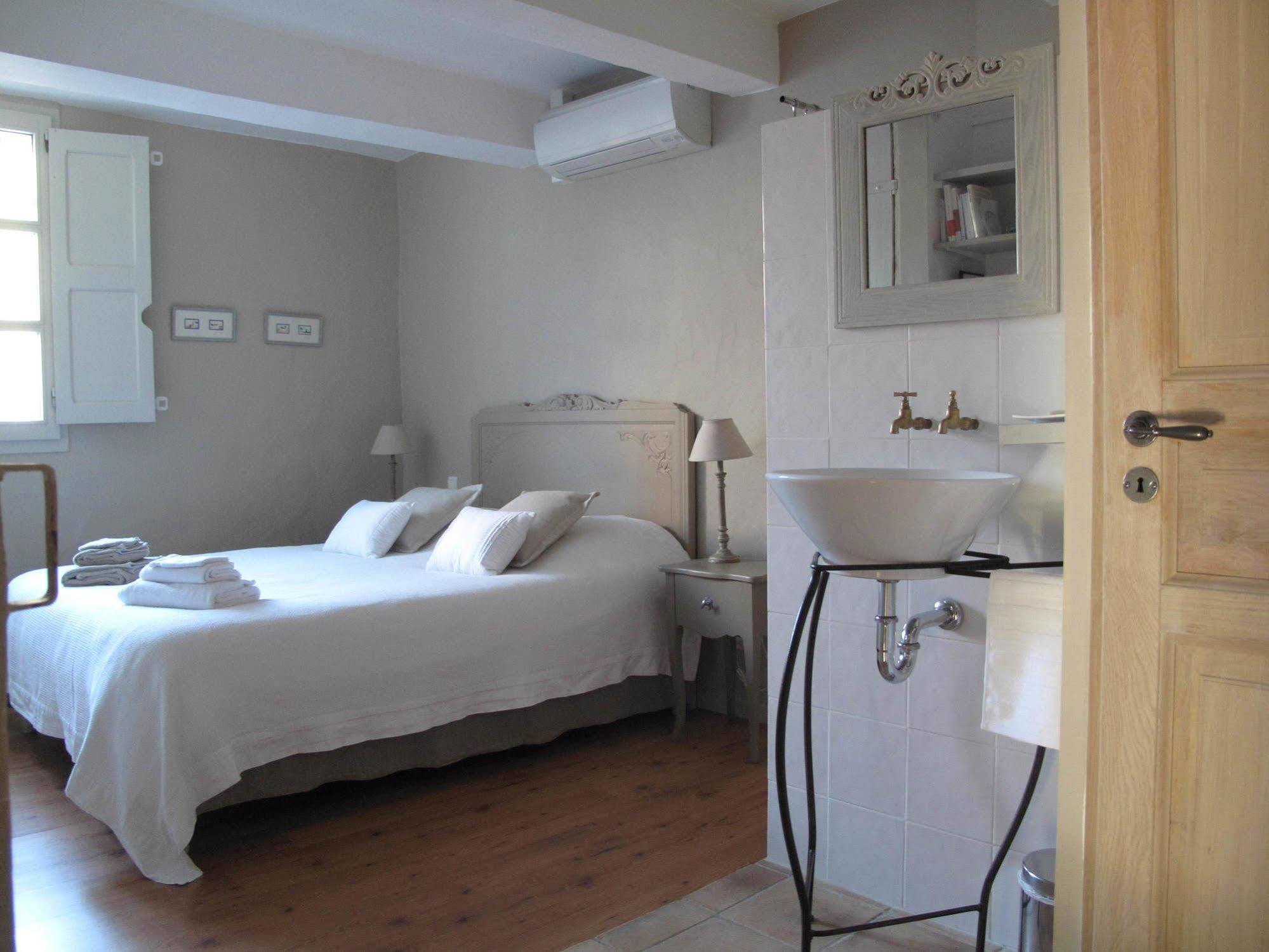 Le Mas De L'Olivier Hotel Loriol-du-Comtat Luaran gambar